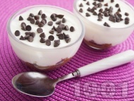 Бърз млечен десерт с кисело мляко, течен шоколад, какаови бисквити и шоколадови капки